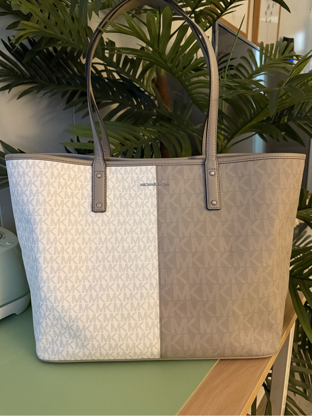 Michael Kors Carter Large Tote Signature Logo